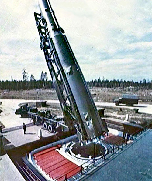 Установка ракеты в ШПУ Р-16