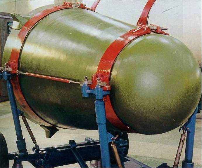 Водородная бомба 1953. Водородная бомба Сахарова 1953. Первая водородная бомба РДС-6с. Водородная бомба СССР 1953. Испытание водородной бомбы в СССР 1953.