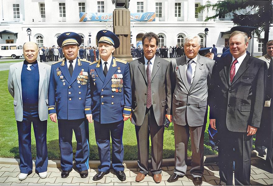 Генералы Петров А. А., Обидин Г. С., Некраха И. А.,Липунцов Ю. П.. Козий И. И.. Полоник А. М на праздновании 70 лет Военно-транспортной авиации. Москва, Центральный дом Советской армии им. М. В. Фрунзе, 1 июня 2001 г.